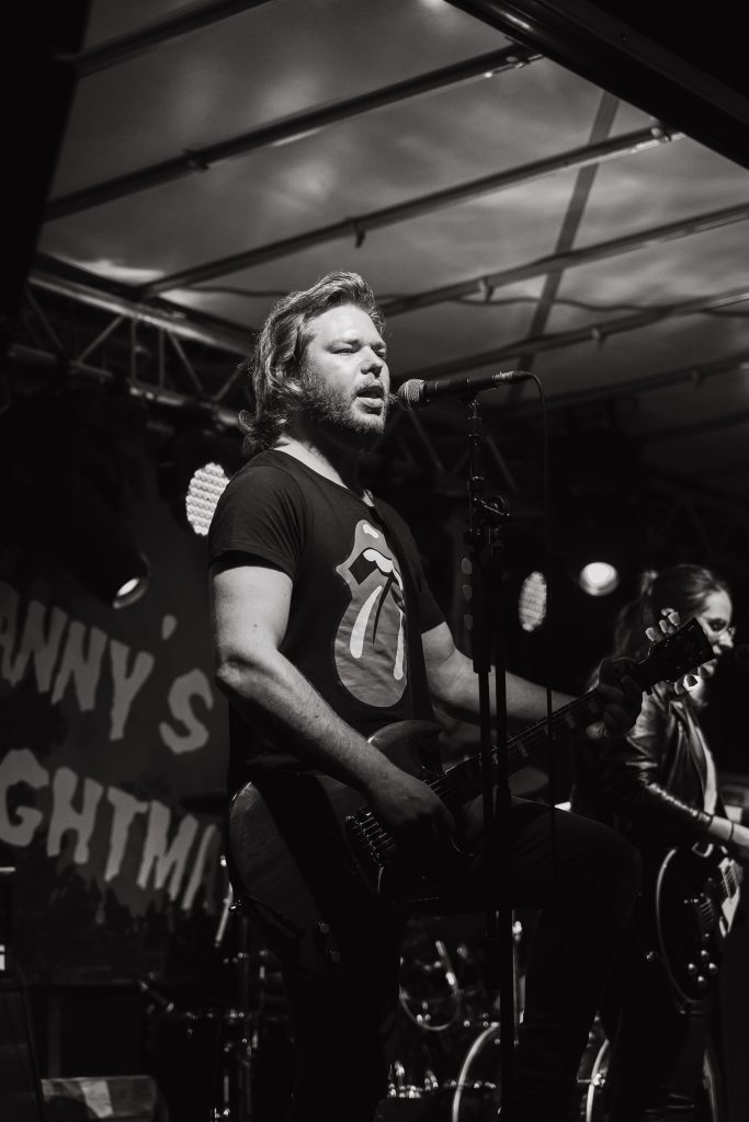 Gitarre spielender Jakob Döring