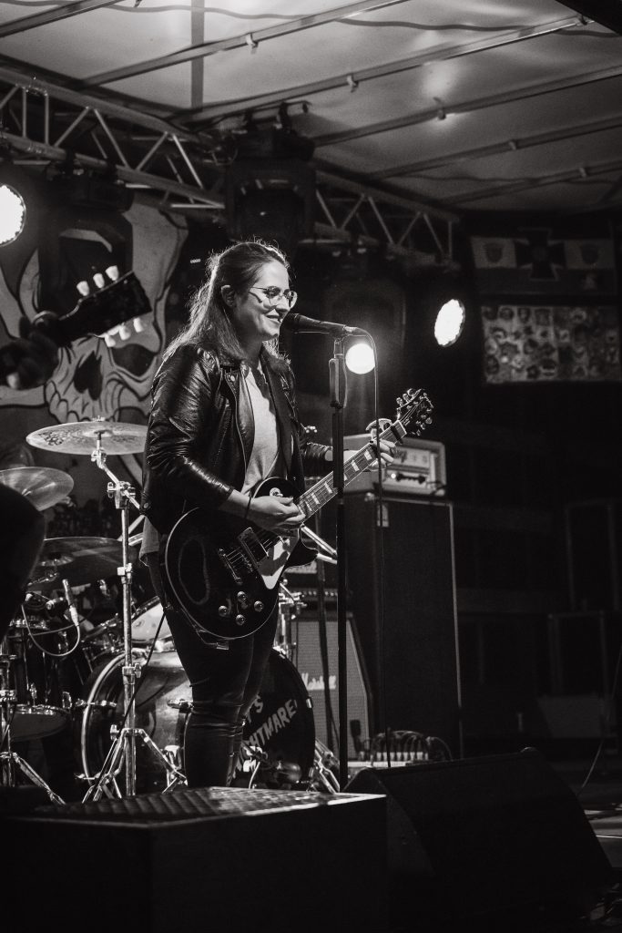 Gitarre spielende Ulla Rall.