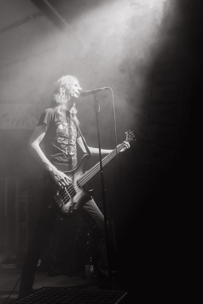 Bass spielender Matthias Haible